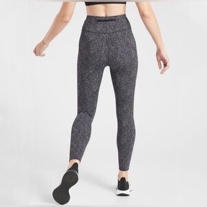 Like new Athleta Lightning Static 7/8 Tight Size Small with side pockets